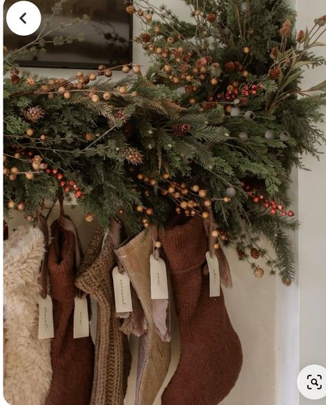 Neutral Christmas Decor, Cozy Christmas Decor, Christmas Decor Inspiration, Cottage Christmas, Christmas Themes Decorations, Christmas Tree Inspiration, Christmas Interiors, San Juan Puerto Rico, Christmas Inspo