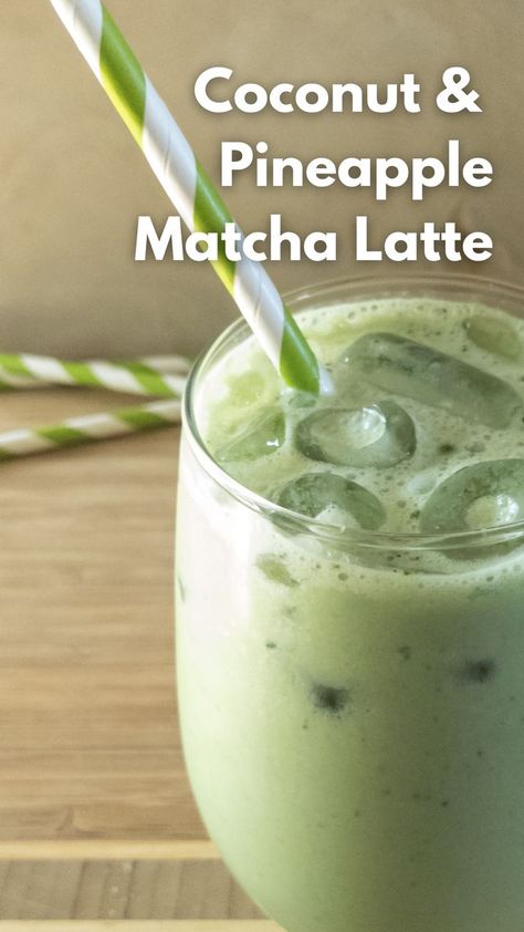 Coconut and pineapple matcha latte. Pineapple Matcha Drink, Paleo Cocktails, Pineapple Matcha, Matcha Drink Recipes, Copycat Starbucks Drinks, Matcha Coconut, Drink At Home, Pineapple Drinks, Matcha Drink