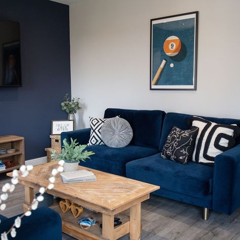 Lounge Room Paint Colours, Royal Blue Interior Design Living Room, Blue Sofa Color Combinations, Navy Sofa Decor, Dark Blue Lounge Ideas, Living Room Navy Wall, Dark Blue And White Living Room, Blue Sofa Decor Ideas, Dark Blue Sofa Living Room Decor