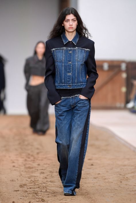 Fall/Winter 2023-2024 Denim at Paris Fashion Week – Sourcing Journal Androgynous Outfits, Fashion Week Trends, Fashionable Dresses, Estilo Denim, Winter 23, Mode Jeans, Moda Paris, Twill Jacket, Androgynous Fashion