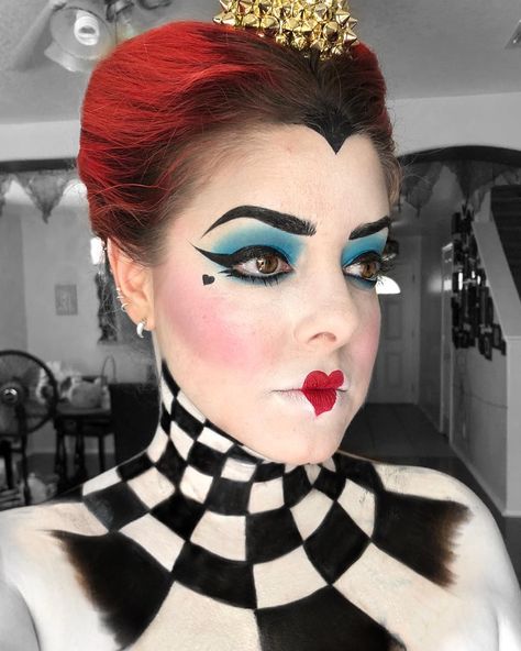 Lisa 💄 on Instagram: “Day 2 queen of hearts ♥️ 👑 #31daysofhalloween” Queen Of Hearts Halloween Costume, Queen Of Hearts Halloween, Queen Of Hearts Makeup, Alice In Wonderland Makeup, Wonderland Makeup, Queen Of Hearts Costume, Halloween Makeup Diy, Creepy Halloween Makeup, Halloween Queen