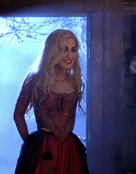 Sarah Jessica Parker Hocus Pocus, Sarah Sanderson, Sarah Jessica, Sarah Jessica Parker, Hocus Pocus, A Woman, Halloween, Red, Black