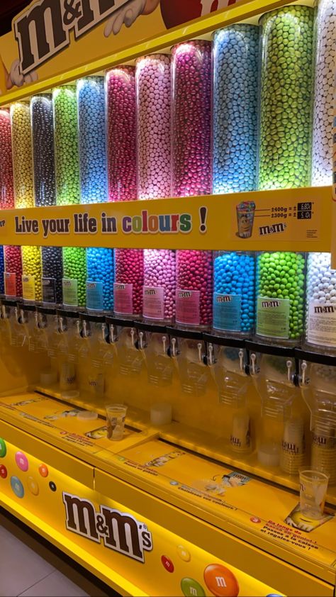 Chocolate Store Design, Candy Store Design, Candy Store Display, Chocolate Store, Candy Shops, Chocolate Stores, Chocolate Diy, Candy Display, Supermarket Design