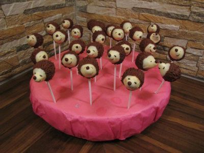 Hedgehog Cake Pops Hedgehog Cake Pops, Woodland Food, Hedgehog Cupcake, Hedgehog Cookies, Hedgehog Cake, Hedge Hog, Hedgehog Birthday, Woodland Cake, Baby Shower Desserts