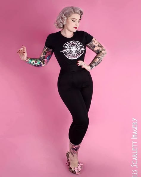 Pinup Style Clothing Plus Size, Pinup Pants Outfit, Horrorbilly Fashion, Rockabilly Summer Outfits, Gothabilly Plus Size, Modern Rockabilly Outfits, Pinup Outfits Ideas Casual, Psychobilly Outfits, Casual Pinup Outfit