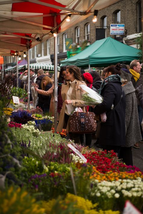 Flower Market Sundays - The Londoner Columbia Road Flower Market Columbia Road every Sunday London Images, Columbia Road Flower Market, Columbia Road, Traditional Market, Inspiration Painting, Elisabeth Ii, London Spring, Peonies Garden, Anemone Flower