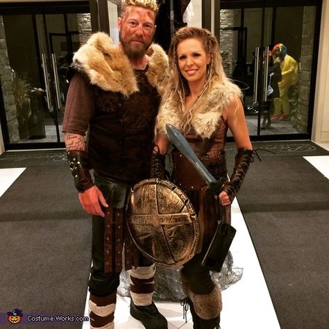 Ragnar and Lagertha - Halloween Costume Contest Womens Viking Costume Diy, Ragnar Lothbrok Costume, Ragnar And Lagertha, Halloween Ideas Costumes Women, Ragnar Costume, Lagertha Costume, Vikings Costume Diy, Halloween Ideas Costumes, Barbarian Costume