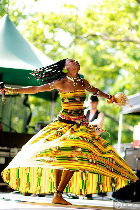 African Dancing, Moda Afro, African Dance, Dance Movement, Poses References, Jive, Dance Art, African Culture, Dance Photography