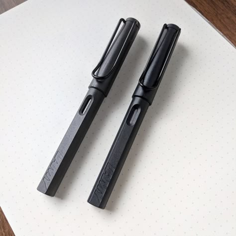 My Workhorse Pens: Lamy Safari "All Black" Special Edition — The Gentleman Stationer Organization Desk, Pen Stationary, Best Fountain Pen, Lamy Safari, Digital Word, Black Color Combination, Pen Store, Journaling Supplies, Pen Collection