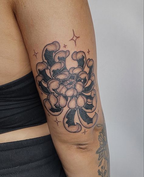 American Traditional Chrysanthemum, Neotraditional Chrysanthemum, Traditional Chrysanthemum Tattoo, Neotraditional Tattoo Black And Grey, Whimsical Tattoos, La Tattoo, Chrysanthemum Tattoo, Body Modifications, American Traditional