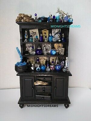 Creepy Dollhouse, Witch Dollhouse, Spooky Houses, Halloween Dollhouse, Witch Kitchen, Tiny Books, Tiny Toys, Dollhouse Halloween, Haunted Doll