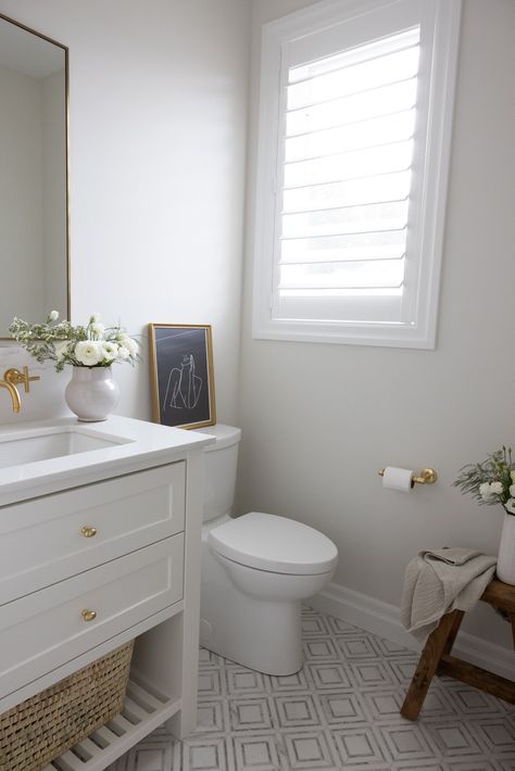 Small Powder Room White Vanity, White Vanity Powder Room Ideas, White Vanity Gray Floor, White Powder Room Vanity, White Vanity Powder Room, Classic Powder Room Design, All White Powder Room, Powder Room Ideas White Vanity, Small White Powder Room