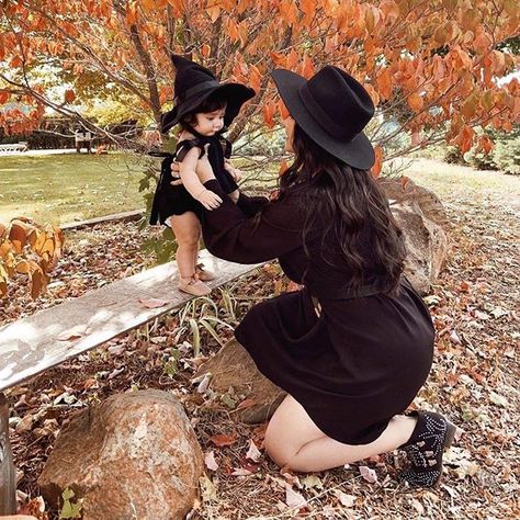 Gothic Baby, Goth Baby, Halloween Photography, Baby Witch, Halloween Photoshoot, Foto Tips, Witch Costume