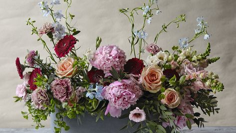 In an extract from Catherine Foxwell's new book ‘Floral Evolution’ we walk through the steps for a long, low floral arrangement, perfect for summer weddings and parties Long Low Flower Centerpieces, Rectangular Flower Arrangements Long Tables, Long Floral Arrangements Low Centerpieces, Rectangular Floral Centerpieces, Long Rectangular Flower Arrangements, Long Flower Arrangements For Table, Rectangular Floral Arrangements, Long Low Flower Arrangement, Spring Table Arrangements