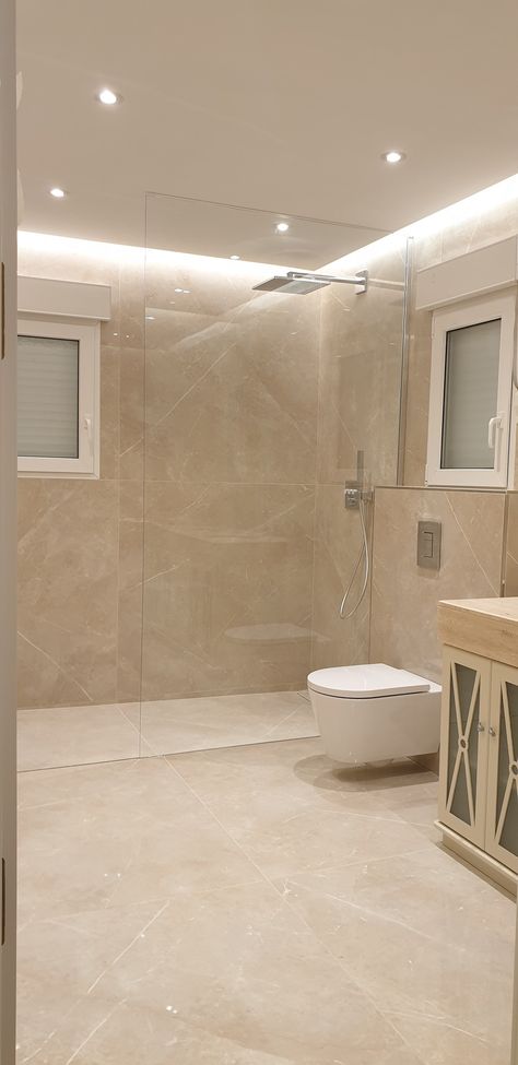 Bathroom Design Beige Tiles, Big Tiled Shower Ideas, Sand Colored Tile Bathroom, Sandy Tiles Bathroom, Cream Stone Bathroom, Bathroom Ideas Beige And White, Bathroom Ideas Sand Color, Bathroom Ideas Cream Tiles, Beige Marble Bathroom Ideas