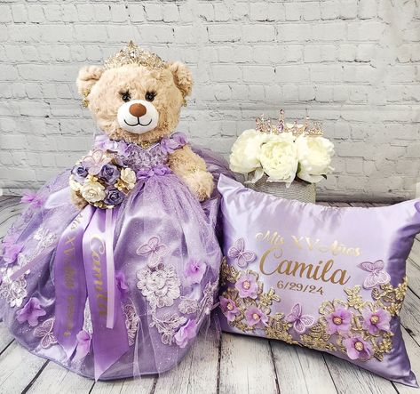 Packages: Complete package includes: 🧸 Quinceanera Bear or Doll (Includes bear or doll, Dress, Petticoat, Jewelry, Metal Tiara, Bouquet, Doll stand, Personalized ribbon) 👸🏻 Tiara upgrade for Bear/Doll  🧸 Doll stand for the Bear/Doll  ️ Kneeling Pillow  👸 Tiara Pillow 📖 Guest Book 🖋️ Pen 📕Bible 🕯️Candle 📷Photo Album 💵Card/Money Box (Acrylic also available for additional cost) 🥂🍾Small Brindis Champagne Set (2 glasses & 1 bottle) 🍰Cake Serving Set ✍🏻 Personalization on items ✍🏻 Ribbon Personalization for Bear  Complete package PLUS includes:  ☝️everything above PLUS Large Brindis champagne set instead of small (16 glasses & 1 bottle)  💐Bouquet **Please indicate metal color (gold, silver or Rosegold), fabric, ribbon and tule colors, etc. **Date of the quinceanera * Name and da Quinceanera Bear, Rapunzel Quinceanera Theme, Purple Quinceanera Theme, Kneeling Pillow, Bottle Bouquet, Sweet 15 Ideas, Sweet 15 Party Ideas Quinceanera, Quince Themes, Sweet 15 Party Ideas