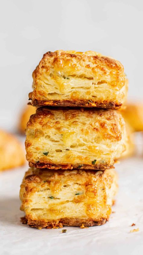 Easy Cheese Buns, Easy Scones, Haloumi Recipes, Rolls Baking, Resep Oatmeal, Cheese Scone Recipes, British Breakfast, Scones Recipe Easy, Cheese Scones