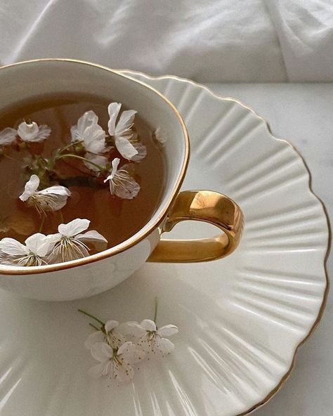 Tea With Flowers, Tea Aesthetic, Gold Aesthetic, Pretty Drinks, A Cup Of Tea, Flower Tea, Beige Aesthetic, Brown Aesthetic, Cup Of Tea