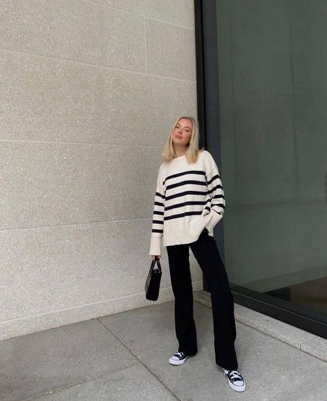 Striped Sweater Outfit, 00s Mode, Converse Outfits, White Striped Sweater, Cold Outfits, Pullover Outfit, Stripe Outfits, Sweater Outfit, Looks Black