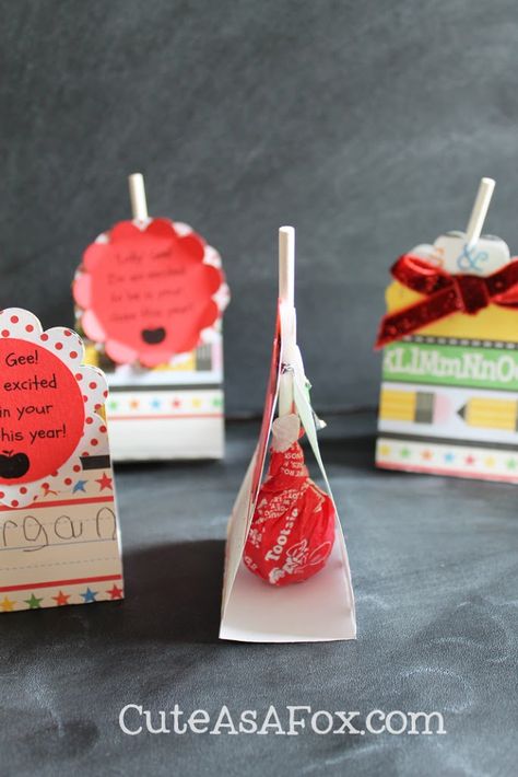 Back to School Lollipop Treat for teacher Rainbow Lollipops, Diy Treats, Back To School Crafts, School Treats, Welcome Back To School, Rainbow Kids, Sunday School, Crafts Ideas, Lollipop