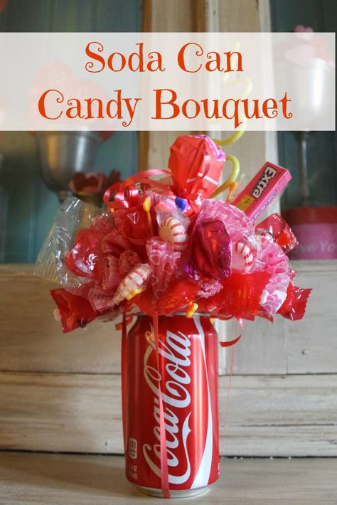 How To Make A Soda Can Candy Bouquet- fun party centerpiece and gift idea! Soda Can Candy Bouquet, Hadiah Diy, Candy Bouquet Diy, Bazaar Crafts, Ge Bort, Candy Cakes, Candy Crafts, Valentine Candy, Candy Bouquet