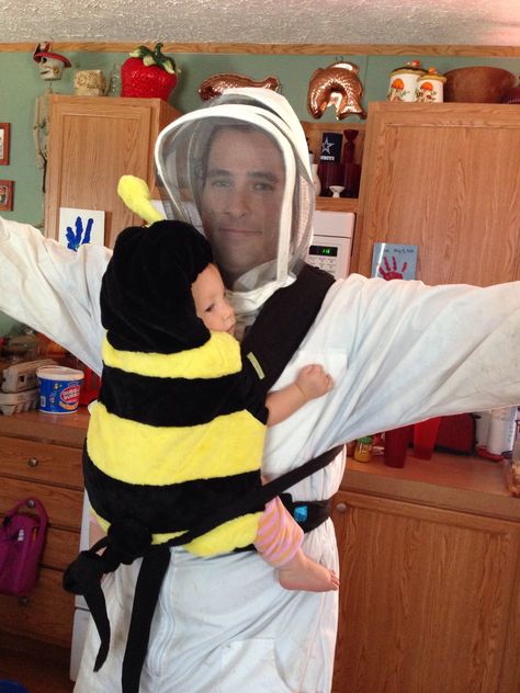 Bee keeper & baby honey bee!  Babywearing costume Babywearing Costumes, Ty A Ja, Family Themed Halloween Costumes, Themed Halloween Costumes, هاكونا ماتاتا, Baby Kostüm, Bee Costume, Idee Cosplay, Family Halloween Costumes