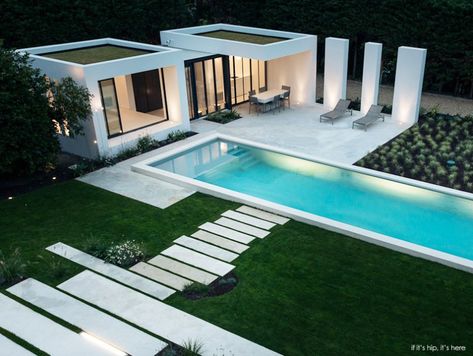 Modern Pool house In Basque Country Luxury Pool Designs, Luxury Pool House, Pool House Design, Modern Pool House, Landscape Luxury, Moderne Pools, House With Pool, Pool House Designs, Small Villa