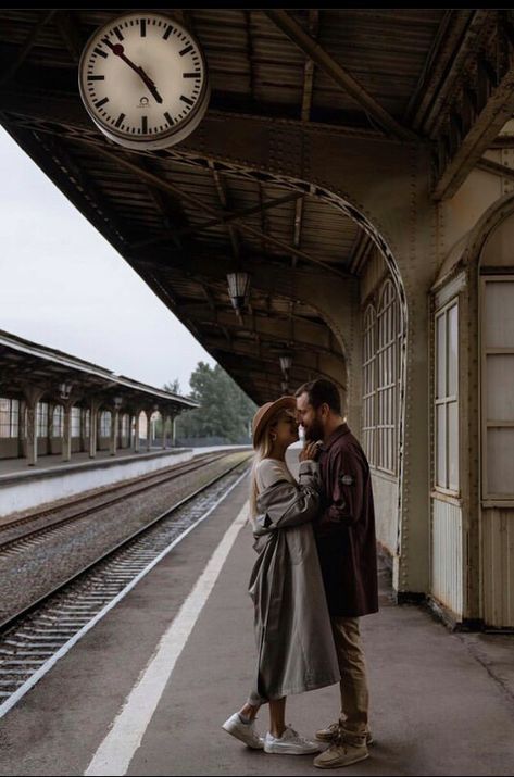 Railroad Photoshoot, Train Station Wedding, Couple Engagement Pictures, Vintage Photoshoot, Retro Photography, Train Photography, Engagement Poses, Couple Photoshoot Poses, Photoshoot Concept