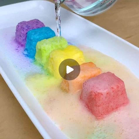 Myriam Sandler on Instagram: "🧪FIZZY BLOCKS🌈 I am loving allll the pretty rainbows popping up everywhere for St. Patrick’s Day 😍. Today I’ve teamed up with @montessorifromtheheart and @bestideasforkids to show you three cool rainbow themed activities 🤗. Make sure to check out their posts today ❤️ • This is a twist on the classic baking soda and vinegar experiment 🤗. These blocks are the gift that keeps on giving! You can spend a good 15 minutes getting one block to fizz over and over and over again🤩. Obviously the fact that they are tase safe makes me super excited 👅 but the fizzy plus the taste safe is bananas! 😜 • 👉🏼YOU’LL NEED: -1 cup baking soda -1tsp clear gelatin -1/4 cup water -Food coloring -Ice cube tray -Vinegar 👉🏼INSTRUCTIONS: 1️⃣Mix together the baking soda and gela Fizzing Ice Cubes, Fizzy Ice Cubes, Colored Ice Cubes, Rainbow Experiment, Baking Soda And Vinegar, Play Hacks, Playbased Learning, Water Food, Ice Blocks