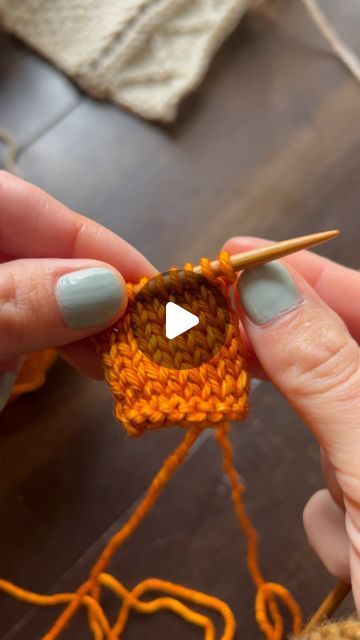 Fiddle Ridge on Instagram: "Not the best stitch illustration video out there but hopefully this helps those who were asking for more details after my last reel about how I hold my yarn 🥰   I added a little bit onto the end where I did a K1, P1 sequence so that you can kind of see how my left pointer finger switches back and forth between the 2 stitches. It makes for some pretty quick knitting once you get the hang of it!  Lemme know if you found this at all helpful or if this is one for the rubbish bin 🤷‍♀️ 🤭   🧶: @malabrigoyarn Rios in “Sunset”  #knittingtechniques #knittinghack #knitpurl #knit #purl #thisishowwedoit #knitting #knitter #maker #knithelp #beginnerknitter #beginnings #knit_my_knit #knittersgonnaknit #knitters #makersgonnamake #dowhatyoulove #lovewhatyoudo #yarn #yarnorga Knitting Adding Stitches, How To End Knitting, Stitch Illustration, Illustration Video, Knit Purl Stitches, Knitting Hacks, First Plane, Knit Purl, Rubbish Bin