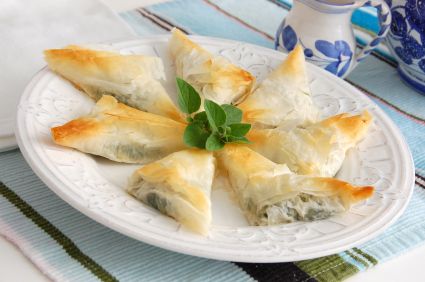 Spanikopita, spinach pie Spanakopita Triangles, Recipes Using Crescent Rolls, Spanakopita Recipe, Phyllo Pastry, Pasta Fillo, Spinach Pie, Greek Cooking, Phyllo Dough, Greek Dishes