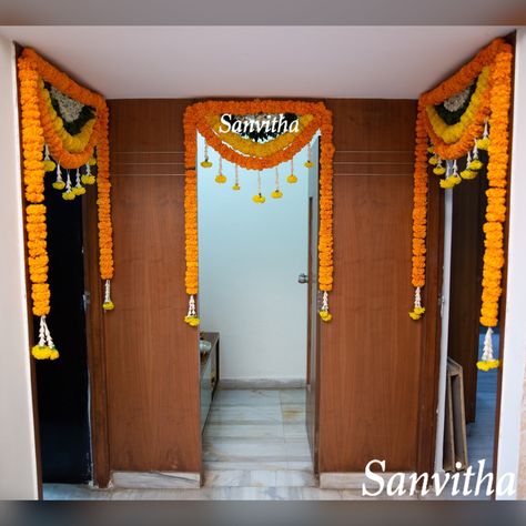 Home Inogration Decorations Indian, Flower Toran Designs Doors Indian, Flower Door Decorations Indian, Griha Pravesh Decoration Ideas, Door Decorations Flowers Entrance, Marigold Decoration At Home, Marigold Flower Decoration Home, Home Inauguration Decoration, Gruh Pravesh Decoration