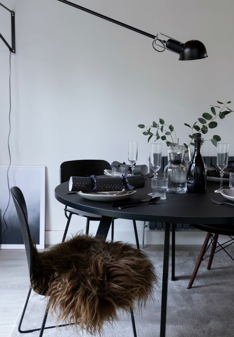 Black Dining Set Decor, Round Christmas Tables, All Black Dining Table, Black Dining Table Setting, Round Black Dining Table Decor, Black Dining Table Round, Black Round Table Decor, Black Round Kitchen Table, Black Dining Table Decor Ideas