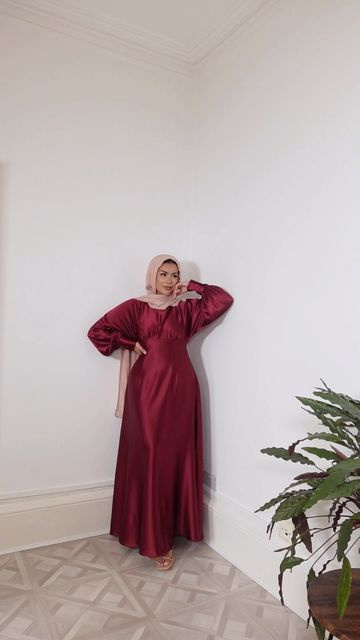 Classy Satin Dress Outfit, Bridal Satin Dress Style, Hijabi Formal Dresses, Bridal Shower Dress For Bridesmaid, Satin Dress Outfit Classy, Bridal Shower Dress For Bride, Hijab Bridesmaid Dress, Satin Bridesmaid Dresses Long, Bridal Satin Dress