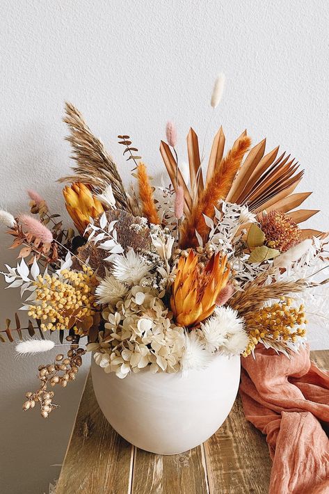 Dry Flowers Arrangements Ideas, Outside Fall Decor, Herbst Bucket List, Flower Picture, Fall Flower Arrangements, Fall Floral Arrangements, Arrangement Ideas, Fall Arrangements, Fall Thanksgiving Decor