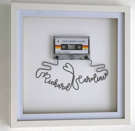 Cassette Tape Table, Cassette Tape Art Diy, Cassette Crafts, Music Decor Diy, Casette Tape Art, Vinyl Canvas Ideas, Music Art Ideas, Cassette Tape Crafts, Cassette Art