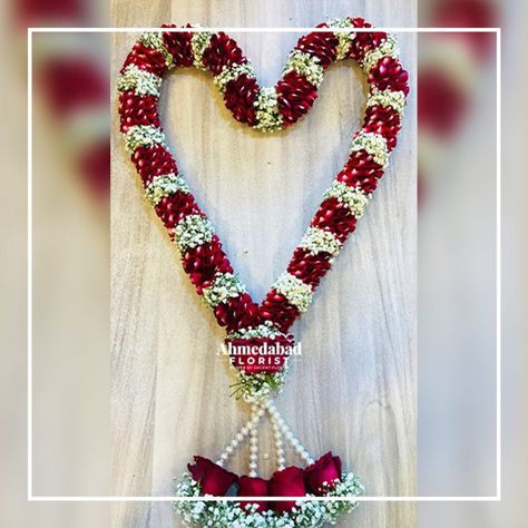 Wedding Garlands South Indian Marriage, Wedding Garlands South Indian, South Indian Marriage, Wedding Decor Red Roses, Rose Garland Wedding, Flower Garland Diy, Royal Indian Wedding, Indian Wedding Garland, Simple Stage Decorations