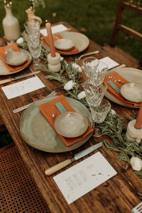 Rustic Earthy Wedding, Earth Tone Table Setting, Fall Wedding Plates Table Settings, Simple Fall Table Settings, Earthy Table Setting, Simple Table Settings Wedding, Boho Wedding Place Settings, Southwest Wedding Decor, Wedding Tablescapes Long