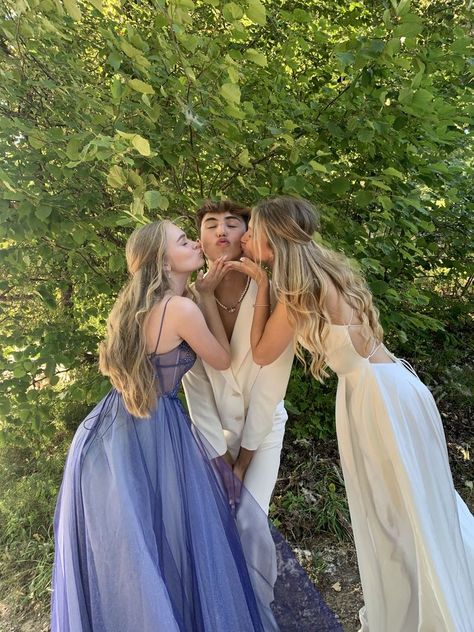 Prom Sister Pictures, Best Friend Prom Pictures Aesthetic, Three People Prom Poses, Prom Best Friends, Prom Poses For 3 Friends, Cute Prom Pics With Friends, Prom Poses For Trios, Prom Pics With Friends Group Poses, Prom Photography Poses Friends