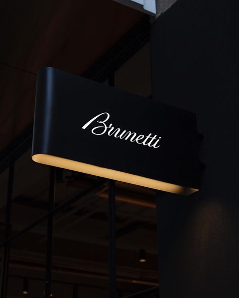 Restaurant Signage Design, Backlit Signage, Environmental Graphics Signage, Restaurant Signage, Room Signage, Coffee Shop Signs, Japan Graphic Design, Dental Office Design Interiors, Retail Store Interior Design