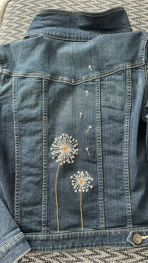 Embroidery Jeans Jacket Diy, Dandelion Embroidery Pattern, Jeans Embroidery Ideas, Hand Embroidery Jeans, Embroidery Dandelion, Dandelion Embroidery, Artisanats Denim, Embroidery Jeans Jacket, Denim Jacket Embroidery