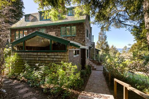 In the hills of North Berkeley, time has stopped. Or at least it has in this 1920s Craftsman, a strikingly beautiful and strikingly preserved abode asking $1.750 million. Arts And Crafts Home, Berkeley Hills, Interior Balcony, California Nature, Backyard Area, Berkeley California, Live Oak Trees, Freestanding Fireplace, Interesting Buildings