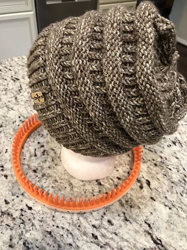 Loom Knitting Patterns Hat, Knit Loom, Round Loom Knitting, Circle Loom, Loom Hats, Loom Yarn, Loom Knitting Tutorial, Loom Knit Hat, Loom Knitting Stitches