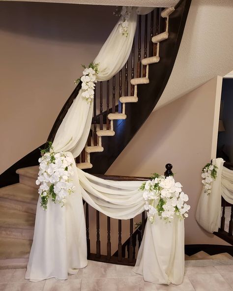 Bride House Decoration, Bride Home Decoration, Pillar Decoration Ideas, Banister Decorations, Dholki Ideas, Wedding Staircase Decoration, Wedding Stairs, Pillar Decorations, Wedding Staircase