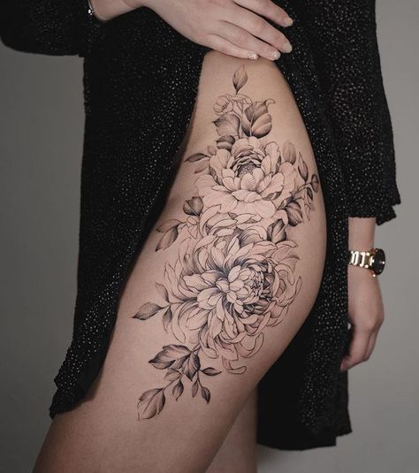 Tritoan Ly sur Instagram : « Chrysanthemum and Peony done in Toronto. Done freehand as per usual » Floral Hip Tattoo, Flower Hip Tattoos, Upper Thigh Tattoos, Hip Tattoo Designs, Floral Thigh Tattoos, Flower Thigh Tattoos, Hip Thigh Tattoos, Thigh Tattoo Designs, Chrysanthemum Tattoo