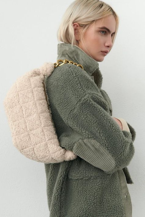 Fluffy Bag Outfit, Fluffy Bags, Fleece Bag, Zara Gifts, Fluffy Bag, Winter Bags, Perfect Handbag, Pretty Bags, Quilted Bag