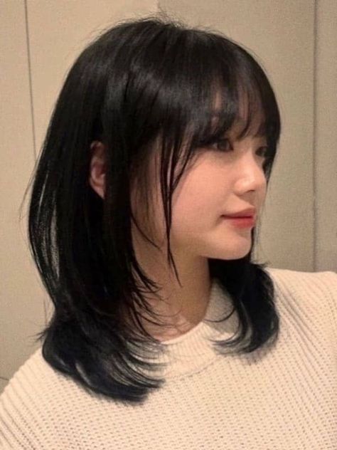 Shoulder Length Japanese Haircut, Straight Layers Medium Hair, Medium Japanese Haircut, Medium Hair Length With Layers And Bangs, Haircut Shoulder Length Bangs, Short Layered Haircuts Bangs, Japanese Haircut Bangs, Shoulder Length Korean Haircut, Shoulder Length Asian Hair