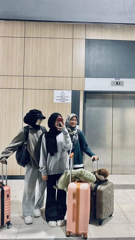 Ootd Hijab Study Tour, Study Tour Jogja, Ootd Airport Hijab, Bali Outfit Ideas Hijab, Ootd Bromo Hijab, Outfit Study Tour, Study Tour, Ootd Poses, Airport Aesthetic