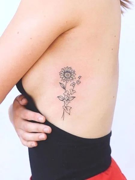 Rib Sunflower Tattoo Snall Tattoos, Sunflower Tattoo Thigh, Sunflower Tattoo Simple, Flower Tattoo On Ribs, Ivy Tattoo, Sunflower Tattoo Sleeve, Sunflower Tattoo Shoulder, Sunflower Tattoo Small, Tattoo Diy