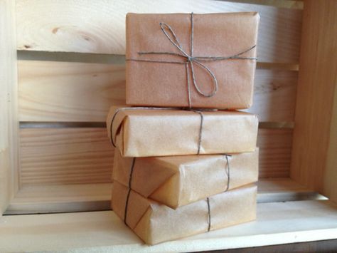 Handmade soap packaging using brown paper (or bag) and twine. Product Sample Packaging Ideas, Wrapping Brown Paper, Soaps Packaging, Soap Workshop, Soap Packaging Diy, Soap Wrapping, Soap Artisan, Handmade Soap Packaging, Soap Packaging Design